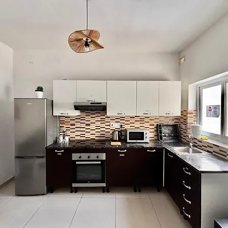 Private And Own Kitchen Steps To & Nightlife * Слима