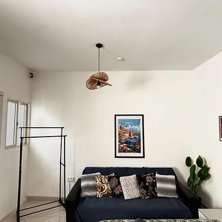 Проживание в семье Private And Own Kitchen Steps To & Nightlife Слима