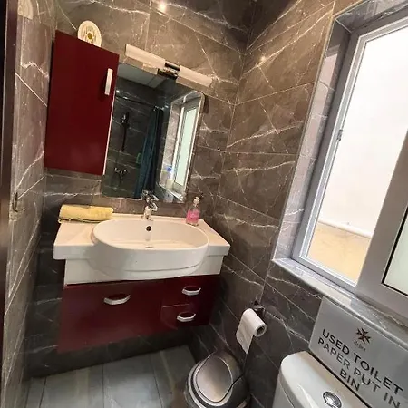 Проживание в семье Private And Own Kitchen Steps To & Nightlife *