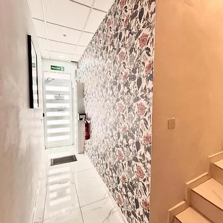 Private And Own Kitchen Steps To & Nightlife *