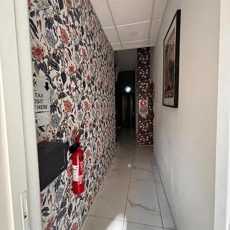 Private And Own Kitchen Steps To & Nightlife Проживание в семье Слима